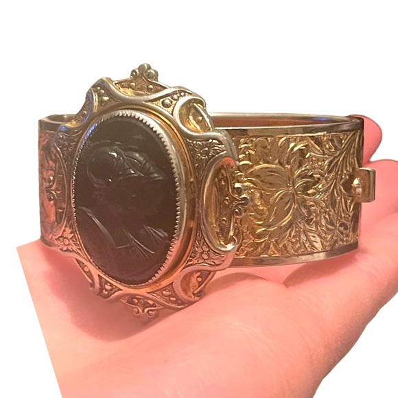 Stunning vintage Gold & silver finish plated flower etched TROJAN Cameo bangle - Picture 9 of 12